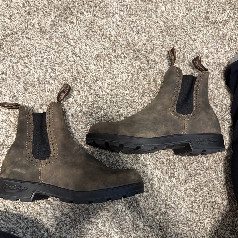Blundstone Brown and Black Chelsea Boots with Classic Design